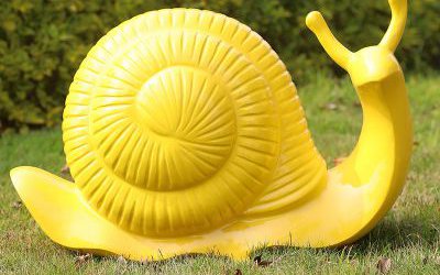 公园摆放的黄色歪头的玻璃钢彩绘蜗牛雕塑