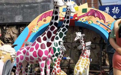 玻璃钢彩绘卡通动物游乐场长颈鹿雕塑