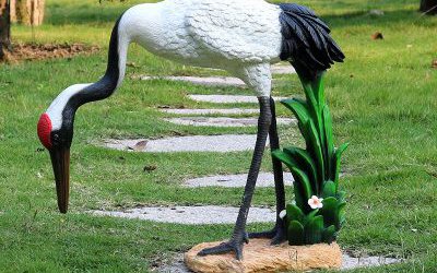 玻璃钢彩绘仿真户外街道低头觅食的仙鹤雕塑