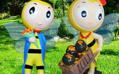 广场公园彩绘推车拿花玻璃钢蜜蜂雕塑