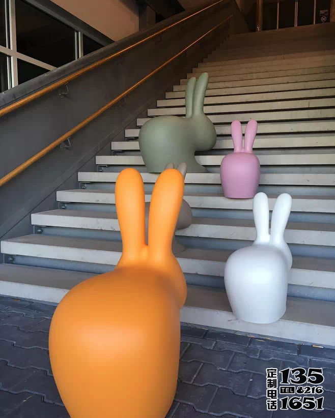 商场卡通抽象玻璃钢卡通兔子雕塑