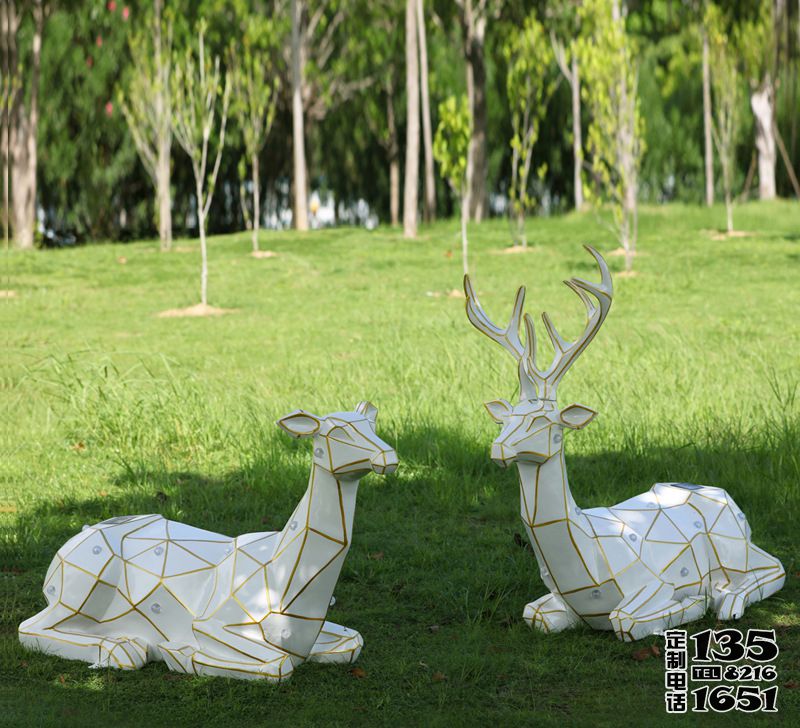 玻璃钢几何公园景区两只卧着的梅花鹿雕塑