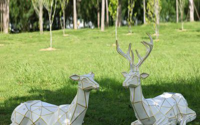 玻璃钢几何公园景区两只卧着的梅花鹿雕塑