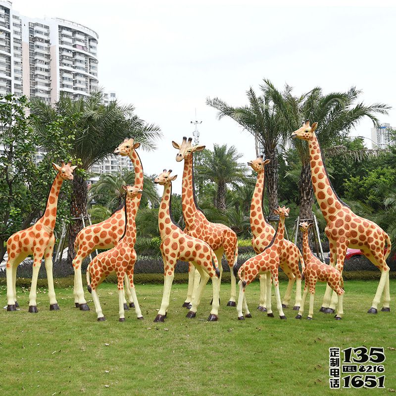 公园草坪玻璃钢彩绘仿真动物园林景观长颈鹿雕塑