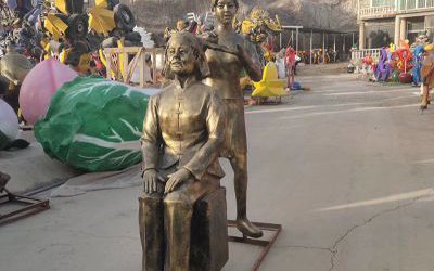 城市街道玻璃钢仿铜园林户外梳头的人物雕塑