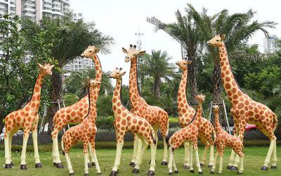 公园草坪玻璃钢彩绘仿真动物园林景观长颈鹿雕塑
