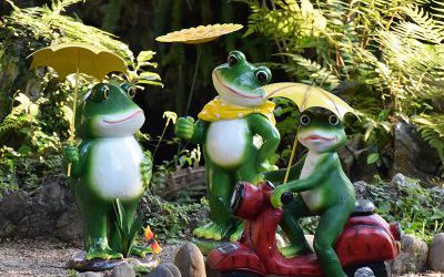 池塘边三只站立的玻璃钢卡通青蛙雕塑