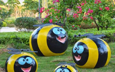 园林观光景区四只卡通蜜蜂玻璃钢雕塑