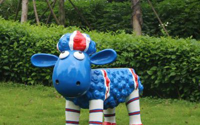 广场卡通肖恩羊玻璃钢园林景观装饰品座椅雕塑