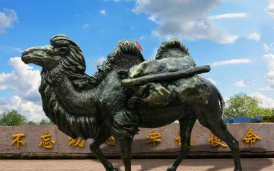 街道上摆放的背着行李的玻璃钢仿铜骆驼雕塑