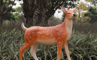 公园草坪上一只漂亮的玻璃钢仿真鹿雕塑