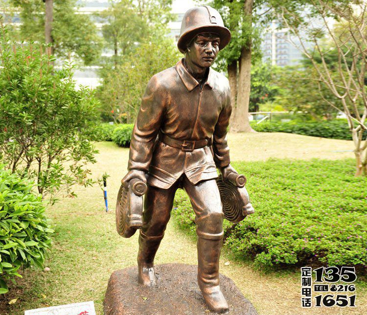 景区玻璃钢仿铜的八路军战士雕塑