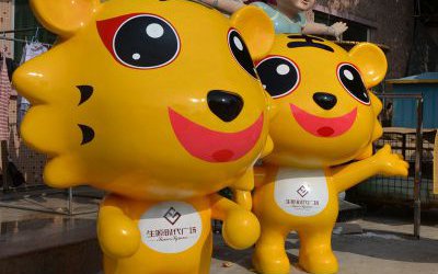 商场门口摆放的迎宾玻璃钢卡通老虎雕塑