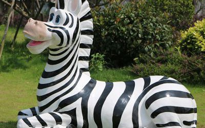 动物园玻璃钢仿真动物一只窝着的斑马雕塑