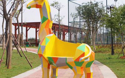 景区园林长颈鹿几何块面动物座椅摆件玻璃钢雕塑