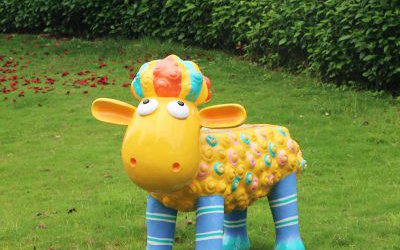 幼儿园玻璃钢卡通彩绘肖恩羊雕塑