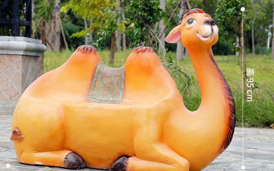 游乐场幼儿园玻璃钢卡通彩绘骆驼雕塑