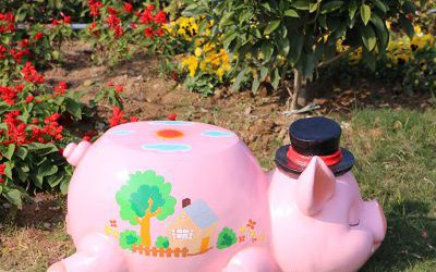 广场卡通粉红猪座椅玻璃钢雕塑装饰品