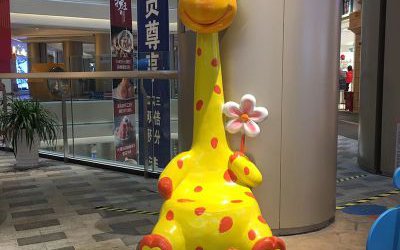 玻璃钢卡通长颈鹿雕塑商场大型装饰品摆件
