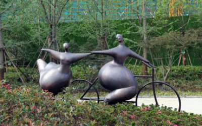 城市花园玻璃钢仿铜抽象人物骑自行车雕塑