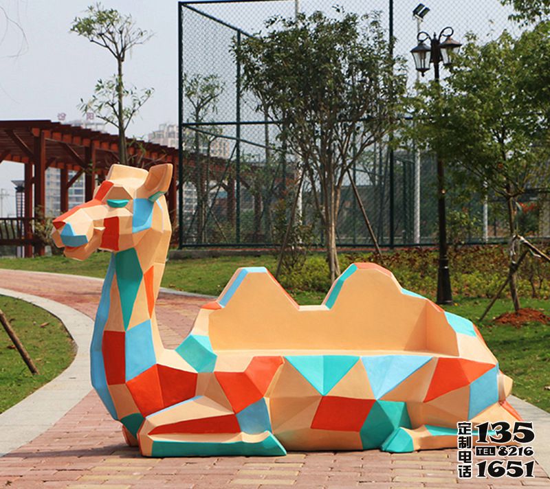 公园广场摆放骆驼几何块面动物座椅摆件玻璃钢雕塑