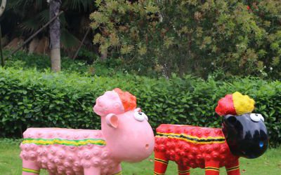 公园商场玻璃钢卡通肖恩羊雕塑