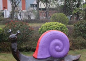 公园摆放的大眼睛玻璃钢彩绘蜗牛雕塑