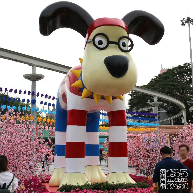 景区大型玻璃钢彩绘卡通狗雕塑 景区大型玻璃钢彩绘卡通狗雕塑