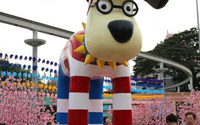 景区大型玻璃钢彩绘卡通狗雕塑