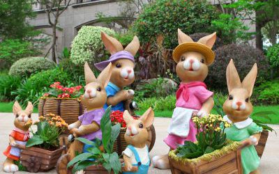 公园玻璃钢彩绘卡通兔子花盆雕塑