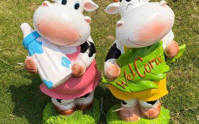 商场玻璃钢卡通小奶牛雕塑