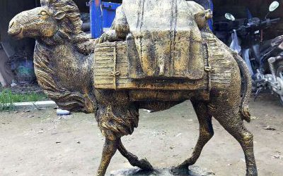 公园街道边摆放的背着行李行走的玻璃钢仿真创意骆驼雕塑