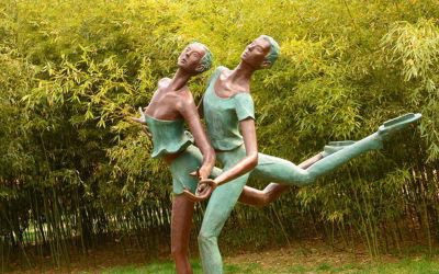 景区园林摆放双人花样滑冰玻璃钢彩绘雕塑
