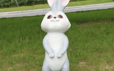 幼儿园一只白色玻璃钢卡通兔子雕塑