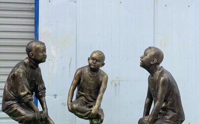 玻璃钢仿铜民俗生活人物撞拐雕塑