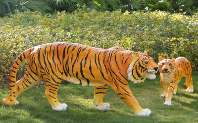 公园草坪玻璃钢大型仿真彩绘老虎雕塑