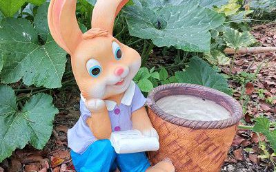 商场创意玻璃钢卡通兔子雕塑