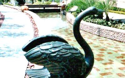 酒店喷泉边玻璃钢仿铜天鹅雕塑