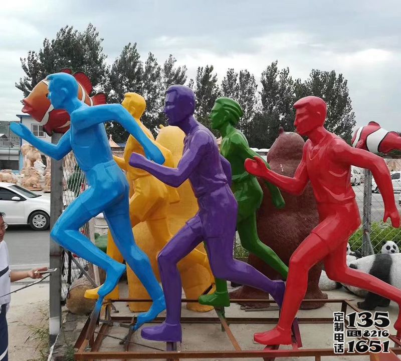 校园广场摆放彩绘玻璃钢跑步人物雕塑 校园广场摆放彩绘玻璃钢跑步人物雕塑