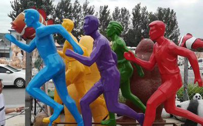 校园广场摆放彩绘玻璃钢跑步人物雕塑