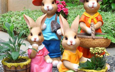 花园景区玻璃钢彩绘卡通劳动兔子雕塑