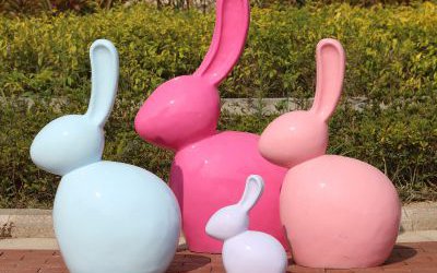 花园商场四只玻璃钢卡通抽象兔子雕塑