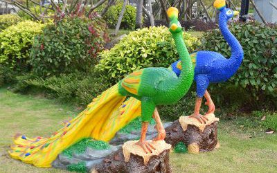 景区大型卡通彩绘玻璃钢孔雀雕塑