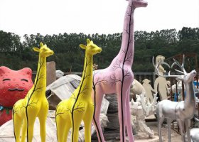 公园景区玻璃钢彩绘长颈鹿雕塑
