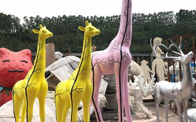 公园景区玻璃钢彩绘长颈鹿雕塑