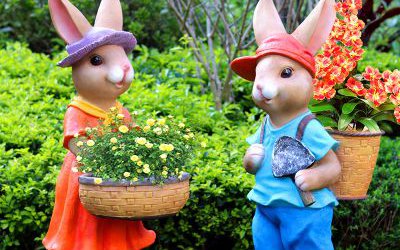 公园草坪玻璃钢劳动的卡通兔子雕塑