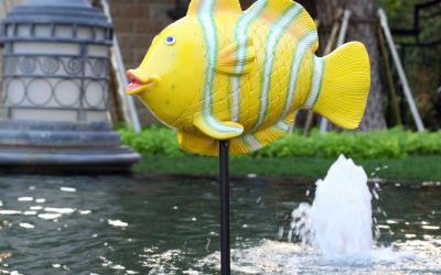 喷泉池塘中玻璃钢卡通鱼雕塑