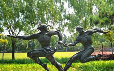 运动主题人物雕塑 户外公园玻璃钢仿铜接力跑步摆件