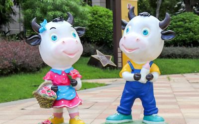 电影院商场一对卡通玻璃钢彩绘牛雕塑