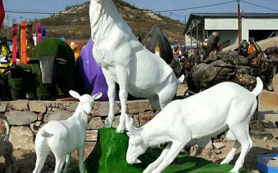 户外草坪玻璃钢仿真动物三羊开泰雕塑